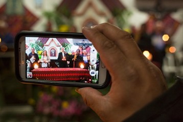 Erinnerungsfoto mit dem Smartphone vom gemeinsamen Singen in der Kapelle des Mayadorfes Tzanimacabaj.