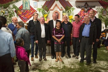 Erinnerungsfotos mit den Mitgliedern der Delegation in der Kapelle des Mayadorfes Tzanimacabaj.
