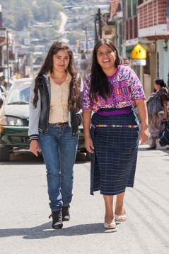 Die Schulsekretärin Mildred Leticia Ocaña Chuquiej mit Miriam Bolaños Reyes