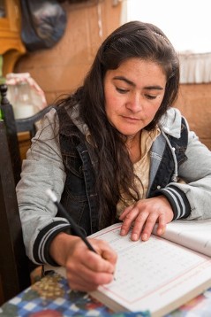 Miriam Bolaños Reyes beim Lernen zu Hause