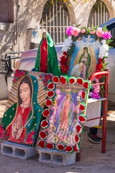 Um der Nationalheiligen, der Jungfrau von Guadalupe zu huldigenen, treffen in der Vorweihnachtszeit die „Matachines“ ein, Tänzer und Trommler in aztekischen Gewändern im Migranten-Viertel Carlos Chavira am Stadtrand von Ciudad Juarez.