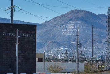 „Die Bibel ist die Wahrheit-Lies Sie“ steht in riesigen Buchstaben in den Bergen von Ciudad Juarez.