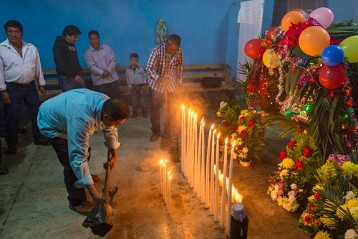 Bei dem Gottesdienst zur Fiesta „ Jungfrau von Guadalupe“ ist vor dem Altar ein Lichtermeer aufgebaut in der kleinen Kapelle im Bergdorf San Marcos.