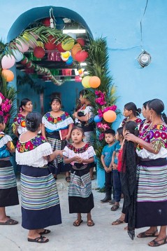 Frauen in traditionellen Trachten im Bergdorf San Marcos vor der geschmückten Kapelle (Vorabend vor der Fiesta „Jungfrau von Guadalupe“)