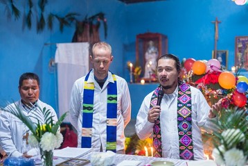 Padre Arturo Estrada (rechts) wird bei dem Gottesdienst zur Fiesta „ Jungfrau von Guadalupe“ in der Kapelle des Bergdorfes San Marcos von anderen Jesuiten unterstützt.