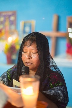 Fürbitten werden verlesen-natürlich in tzeltales. Gottesdienst zur Fiesta „ Jungfrau von Guadalupe“ in der kleinen Kapelle im Bergdorf San Marcos.