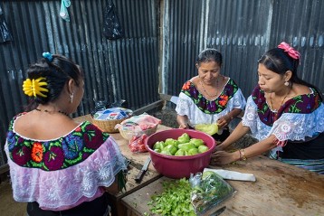 Essenszubereitung in der Küche der Gemeinde für die Gottesdienstbesucher und die vielen Guadalupe-Wallfahrer.