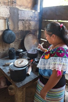 Essenszubereitung in der Küche der Gemeinde für die Gottesdienstbesucher und die vielen Guadalupe-Wallfahrer.