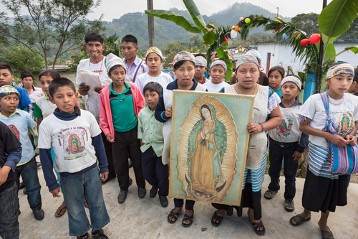 Eine Gruppe von Guadalupe-Wallfahrer vor der Kapelle im Bergdorf San Marcos.