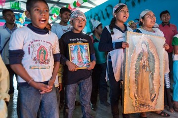 Eine Gruppe von Guadalupe-Wallfahrern in der Kapelle im Bergdorf San Marcos.