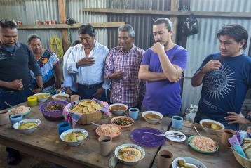 Padre Arturo Estrada (2.v.rechts) beim gemeinsamen Essen in der Küche der Gemeinde für die Gottesdienstbesucher.