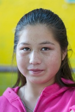 Porträt Guadalupe Alvarado: Mal keck, mal schüchtern ist die 13jährige, die inmitten von Drogen und Gewalt in einer Wellblechhütte entlang der Bahngleise aufwuchs. Ihre drogenabhängigen Eltern starben früh, ihre Grosseltern schickten sie zum Kaugummi-Verkaufen auf die Strasse statt in die Schule. Vor einem Jahr kam sie freiwillig zu Yolia. Disziplin, Schule, Vertrauen – das sind neue Dinge und grosse Herausforderungen für die 13jährige. Aber Guadalupe will diese Chance auf ein besseres Leben nicht vergeuden.