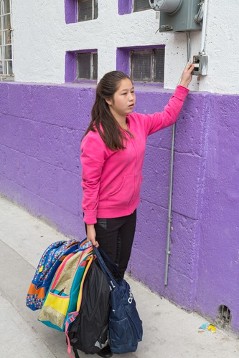 Guadalupe Alvarado kommt von der Schule: Mal keck, mal schüchtern ist die 13jährige, die inmitten von Drogen und Gewalt in einer Wellblechhütte entlang der Bahngleise aufwuchs. Ihre drogenabhängigen Eltern starben früh, ihre Grosseltern schickten sie zum Kaugummi-Verkaufen auf die Strasse statt in die Schule. Vor einem Jahr kam sie freiwillig zu Yolia. Disziplin, Schule, Vertrauen – das sind neue Dinge und grosse Herausforderungen für die 13jährige. Aber Guadalupe will diese Chance auf ein besseres Leben nicht vergeuden.
