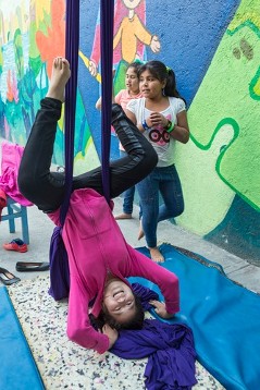 Guadalupe Alvarado übt in  einer Zirkusgruppe: Mal keck, mal schüchtern ist die 13jährige, die inmitten von Drogen und Gewalt in einer Wellblechhütte entlang der Bahngleise aufwuchs. Ihre drogenabhängigen Eltern starben früh, ihre Grosseltern schickten sie zum Kaugummi-Verkaufen auf die Strasse statt in die Schule. Vor einem Jahr kam sie freiwillig zu Yolia. Disziplin, Schule, Vertrauen – das sind neue Dinge und grosse Herausforderungen für die 13jährige. Aber Guadalupe will diese Chance auf ein besseres Leben nicht vergeuden.