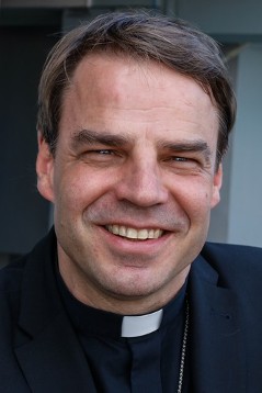 Portrait von Dr. Stefan Oster SDB  (Passau), Vorsitzender der Jugendkommission der Deutschen Bischofskonferenz.