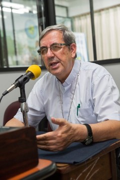 Bischof Rafael Cob García im Studio von Radio Puyo