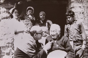 Historisches Foto von Enrique Ángel Angelelli im Archiv der Kathedrale in la Rioja. Angelleli führte Interviews mit den Menschen.