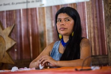 Patricia Gualinga auf einer Dorfversammlung im Gemeindehaus