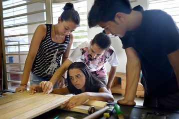 Jugendliche bauen eine "Seifenkiste", Projektarbeit im Ausbildungszentrum "Fab Lap", Favela Heliopolis. „Fab Lab“ steht für die Mischung aus Fabrik und Laboratorium