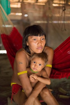 Mutter mit Kind im Yanomamidorf Watoriki.