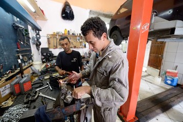 Victor Fernandes Gomes, 22 Jahre, arbeitet in der Mechaniker-Werkstadt seines Schwagers Anderson "Ratinho"