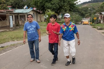 Jeroncio Manuel Osorio mit Kuna-Vertretern auf der Straße