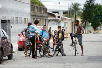 Victor Fernandes Gomes, 22 Jahre, spricht mit Capoeira-Schülern auf der Straße, Sao Vicente