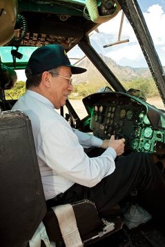 Kardinal Rodriguez Maradiaga im Hubschrauber