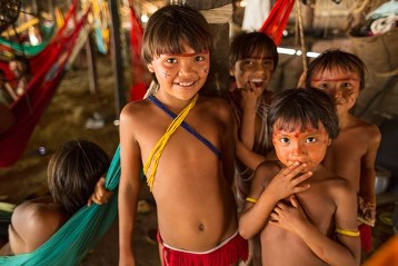 Im Shabono (Rundbau) des Yanomami-Dorfes Watoriki hat jede Familie ihren Bereich. Die Kinder lassen sich gerne fotografieren.