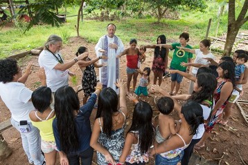 Dom Roque Paloschi ( Mitte, Erzbischof von Porto Velho / Rondonia und CIMI-Päsident) beim gemeinsamen Gebet mit Tenharin und CIMI-Mitarbeitern / Mitarbeiterinnen in der Cumidade Mafui.