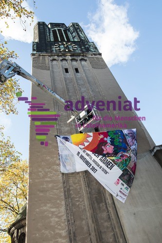 ADV_23423 Anbringung des Adveniat-Wandgemäldes am Turm der Liebfrauenkirche in Duisburg-Bruckhausen zum „Welttag der Armen“