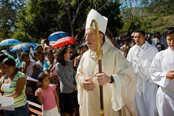 Kardinal Rodriguez Maradiaga beim Einzug zum Gottesdienst mit Priesterweihe