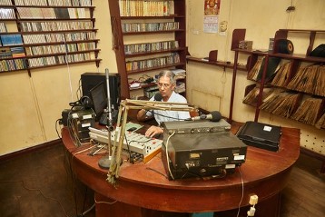 Moderator Alcides Arguedas im Studio des Radiosenders "Radio Madre de Dios" in Puerto Maldonado.