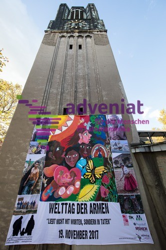ADV_23418 Anbringung des Adveniat-Wandgemäldes am Turm der Liebfrauenkirche in Duisburg-Bruckhausen zum „Welttag der Armen“