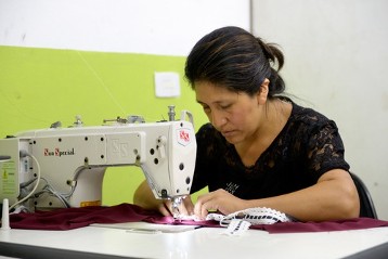 Nancy Salva, 41 Jahre, arbeitet in ihrer eigenen Schneiderwerkstatt