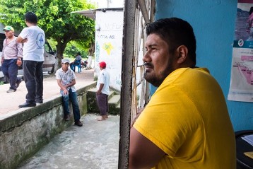 Ramón Mejías, 33, ist aus Honduras geflohen und wil mit dem Zug "La Bestia" weiter in die USA. In der Kapelle Santa Marta in Salto de Agua findet er für kurze Zeit Zuflucht.