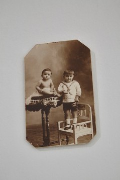 Historisches Kinderfoto im Angelelli-Museum in La Rioja: Enrique Ángel Angelelli zusammen mit seinem jüngeren Bruder Juan.