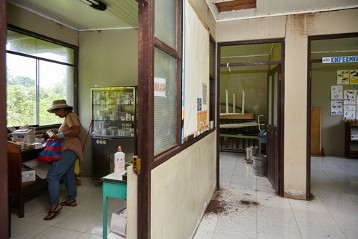 Carmen Jayo in der verlassenen Krankenstation