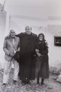 Historisches Foto von Enrique Ángel Angelelli im Archiv der Kathedrale in la Rioja: Das Foto entstand bei einer seiner Reisen durch die entlegenen, armen Landgemeinden seines Bistums, circa 1970.
