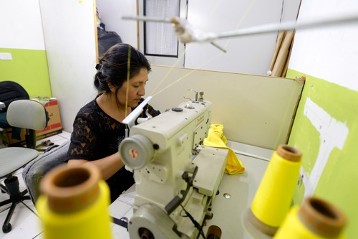Nancy Salva, 41 Jahre, arbeitet in ihrer eigenen Schneiderwerkstatt
