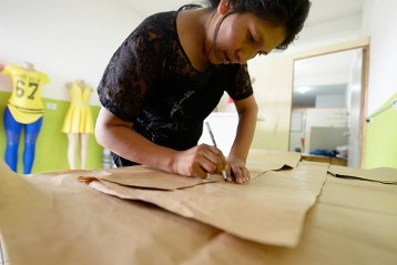 Nancy Salva, 41 Jahre, arbeitet am Schnitt für ein Kleid, das sie selbst entworfen hat, nähen und im eigenen Laden verkaufen wird