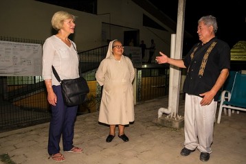 Adveniat-Referentin Stefanie Hoppe, die Vinzentinerin Schwester Maria Tello und der Steyler Missionar Alberto Gomez Sanchez in der Casa de Migrantes in Palenque. Die Vinzentinerinnen betreiben dort ein Migrantenheim für Flüchtlinge auf der Durchreise. Das Heim hat 80 Schlafplätze.