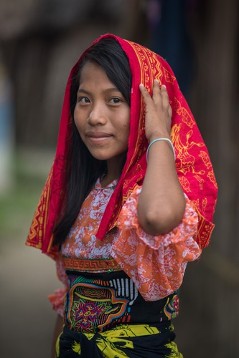 Kuna-Mädchen in traditioneller Tracht