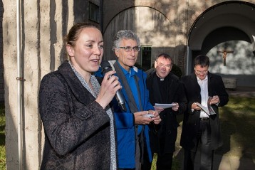 V.l.n.r: Daniela Stürmann (Bezirksbürgermeisterin), Norbert Geier (Geschäftsführer Werkkiste), Weihbischof Ludger Schepers, Stephan Jentgens (Adveniat-Geschäftsführer)