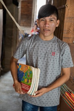 Jeroncio Manuel Osori mit Büchern vor seiner Hütte