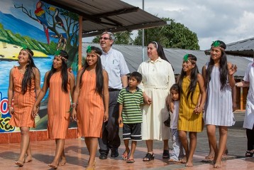 Bischof Rafael Cob García mit einer Folklore-Tanzgruppe vom Projekt Encuentro