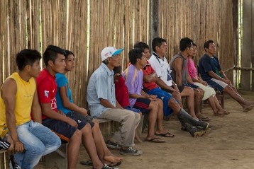 Im Awajún-Dorf Bajo Pachacusa hat Bischof Mori vor seinem Amtsantritt ein paar Wochen gelebt. Die Dorfversammlung hört die Ansprache des Bischofs bei seiner Rückkehr.