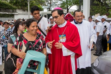 José Luis Escobar Alas, Erzbischof von San Salvador, im Gespräch mit Gottesdienstteilnehmern