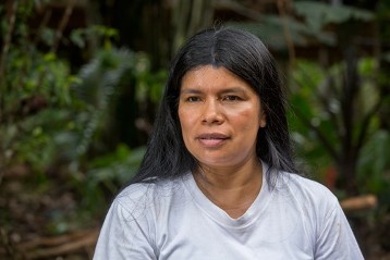Porträt von Patricia Gualinga vor ihrem Haus