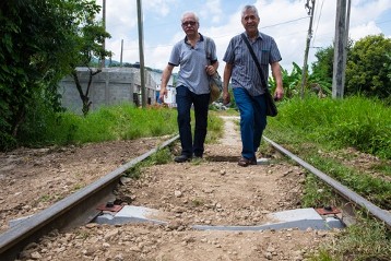 Bruder Joachim Mnich (links) und Pater Rodolfo Rodriguez Reza von den Steyler Missionaren auf der Zugstrecke von "La Bestia" in Salto de Agua. In der Kapelle Santa Marta kümmern sie sich um Migranten. Sie kommen hier auf ihrem gefährlichen Weg in die USA für kurze Zeit unter.